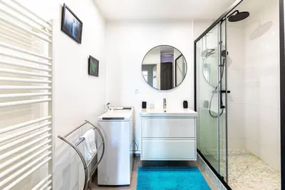 Salle de bains dans l'établissement GuestReady - Cosy flat with a view of Montmartre