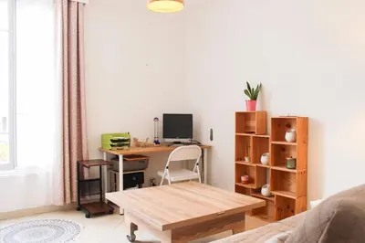 Télévision ou salle de divertissement dans l'établissement Pleasant bright apartment at the gates of Paris