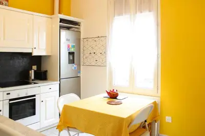 Cuisine ou kitchenette dans l'établissement Pleasant bright apartment at the gates of Paris