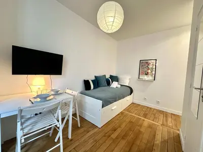 Télévision ou salle de divertissement dans l'établissement New 413 Suite Henri - Cosy Apartment Paris Center