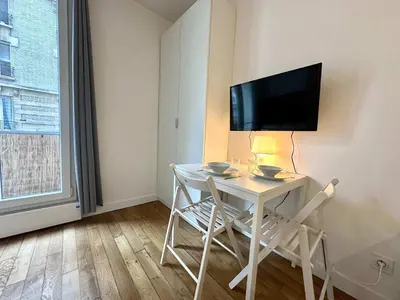 Télévision ou salle de divertissement dans l'établissement New 413 Suite Henri - Cosy Apartment Paris Center