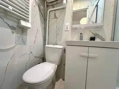 Salle de bains dans l'établissement New 413 Suite Henri - Cosy Apartment Paris Center
