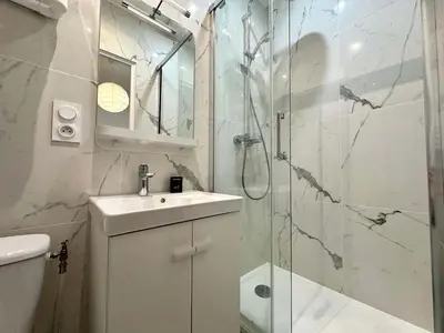 Salle de bains dans l'établissement New 413 Suite Henri - Cosy Apartment Paris Center