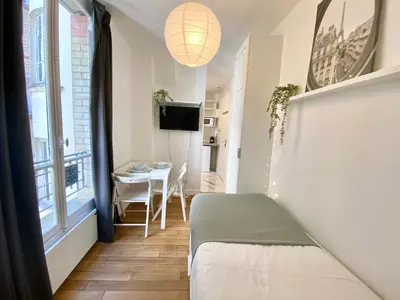 Télévision ou salle de divertissement dans l'établissement New 421 Suite Presley - Cosy Apartment Paris Center