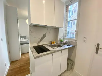 Cuisine ou kitchenette dans l'établissement New 421 Suite Presley - Cosy Apartment Paris Center