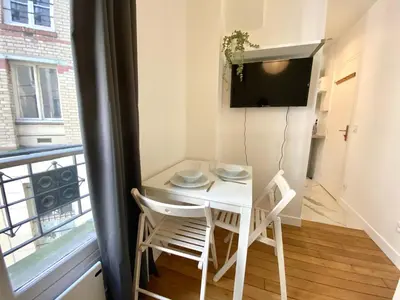 Télévision ou salle de divertissement dans l'établissement New 421 Suite Presley - Cosy Apartment Paris Center