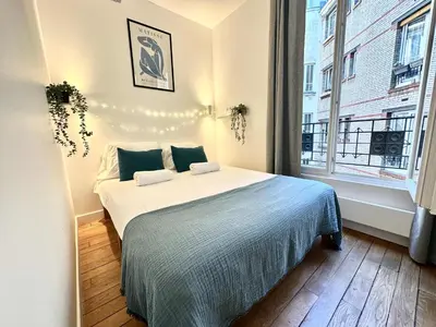 Un ou plusieurs lits dans un hébergement de l'établissement New 431 Suite Dalida - Cosy Apartment Paris Center
