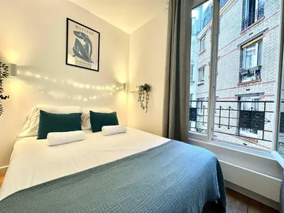 Un ou plusieurs lits dans un hébergement de l'établissement New 431 Suite Dalida - Cosy Apartment Paris Center