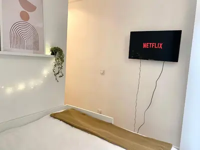 Télévision ou salle de divertissement dans l'établissement New 422 Suite Louis - Cosy Apartment Paris Center