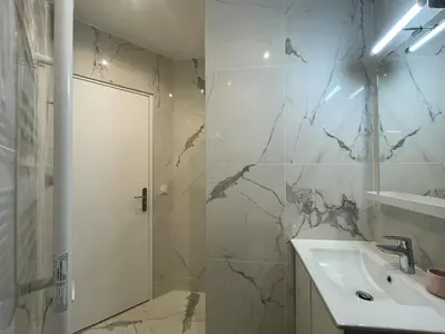 Salle de bains dans l'établissement New 422 Suite Louis - Cosy Apartment Paris Center
