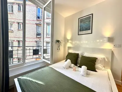 Un ou plusieurs lits dans un hébergement de l'établissement New 432 Suite Monet - Cosy Apartment Paris Center