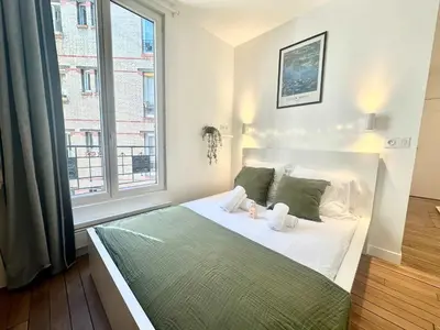 Un ou plusieurs lits dans un hébergement de l'établissement New 432 Suite Monet - Cosy Apartment Paris Center