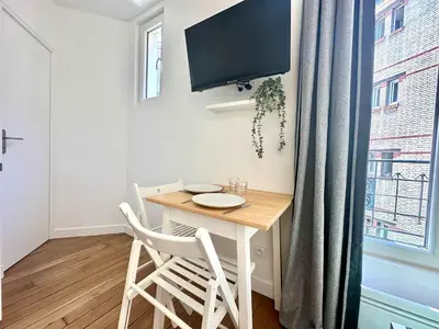 Télévision ou salle de divertissement dans l'établissement New 432 Suite Monet - Cosy Apartment Paris Center