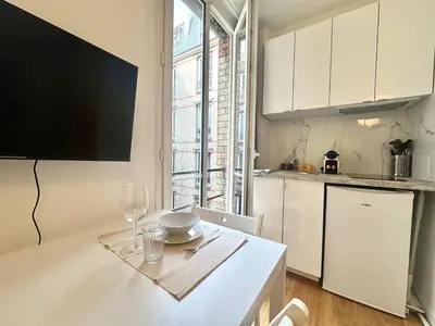 Cuisine ou kitchenette dans l'établissement New 438 Suite Jean - Cosy Apartment Paris Center