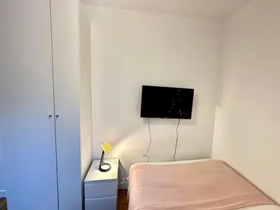 Télévision ou salle de divertissement dans l'établissement New 441 Suite Matisse- Cosy Apartment Paris Center