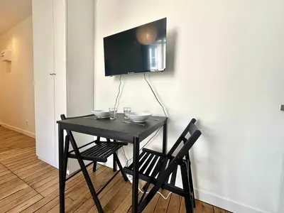 Télévision ou salle de divertissement dans l'établissement New 442 Suite Edith - Cosy Apartment Paris Center