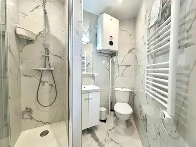 Salle de bains dans l'établissement New 442 Suite Edith - Cosy Apartment Paris Center