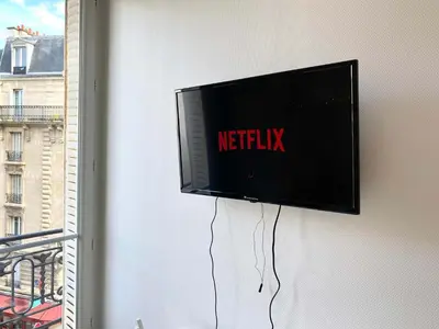 Télévision ou salle de divertissement dans l'établissement New 447 Suite Welles - Cosy Apartment Paris Center