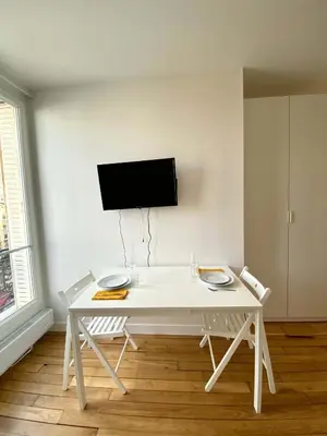 Télévision ou salle de divertissement dans l'établissement New 447 Suite Welles - Cosy Apartment Paris Center