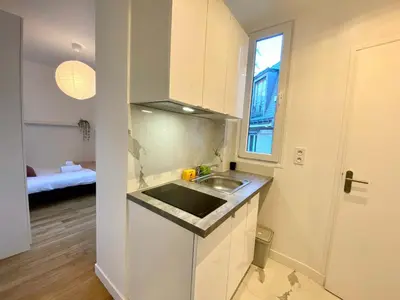 Cuisine ou kitchenette dans l'établissement New 451 Suite Monroe - Cosy Apartment Paris Center