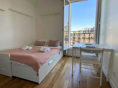 Un ou plusieurs lits dans un hébergement de l'établissement New 457 Suite Chaplin- Cosy Apartment Paris Center