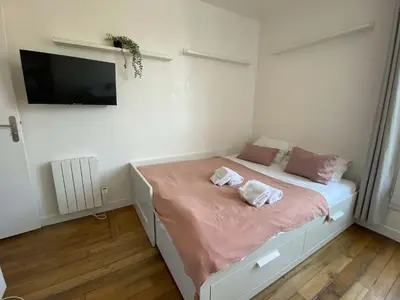Un ou plusieurs lits dans un hébergement de l'établissement New 457 Suite Chaplin- Cosy Apartment Paris Center