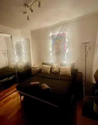 Coin salon dans l'établissement Studio Haut Haut de Gamme - Bain de lumière - Vue sur Paris