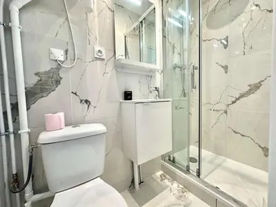 Salle de bains dans l'établissement New 463 Suite Macnee - Cosy Apartment Paris Center