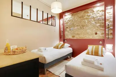 Un ou plusieurs lits dans un hébergement de l'établissement Amazing apartment center of Paris-Le marais