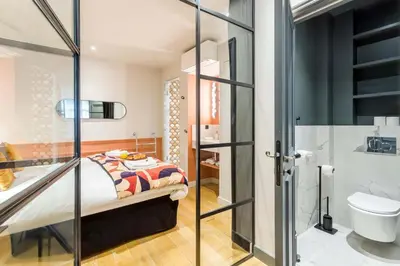 Un ou plusieurs lits dans un hébergement de l'établissement Place des Vosges Apartment with Air Conditioning