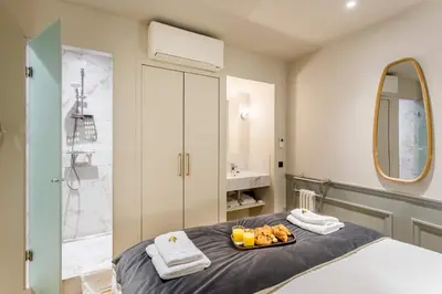 Un ou plusieurs lits dans un hébergement de l'établissement Place des Vosges Apartment with Air Conditioning