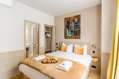 Un ou plusieurs lits dans un hébergement de l'établissement Place des Vosges Apartment with Air Conditioning