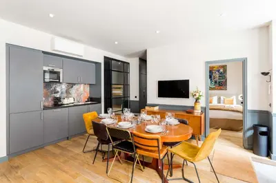 Cuisine ou kitchenette dans l'établissement Place des Vosges Apartment with Air Conditioning