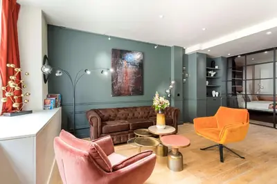 Coin salon dans l'établissement Place des Vosges Apartment with Air Conditioning
