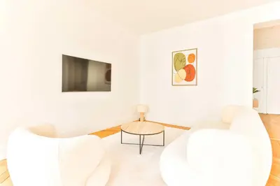 Télévision ou salle de divertissement dans l'établissement Spacious apartment - 2BR-4P - Montmartre-Moulin Rouge