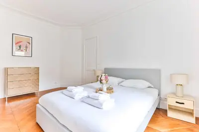 Un ou plusieurs lits dans un hébergement de l'établissement Spacious apartment - 2BR-4P - Montmartre-Moulin Rouge