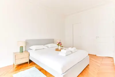 Un ou plusieurs lits dans un hébergement de l'établissement Spacious apartment - 2BR-4P - Montmartre-Moulin Rouge