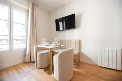 Télévision ou salle de divertissement dans l'établissement Charming Parisian Flat by Champs Elysées