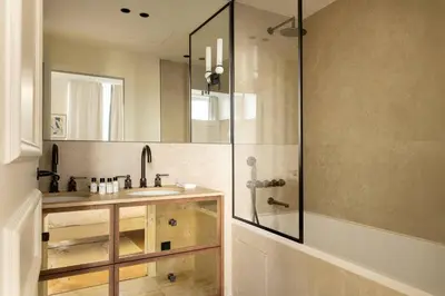 Salle de bains dans l'établissement Luxurious Residence Saint Honore by onefinestay