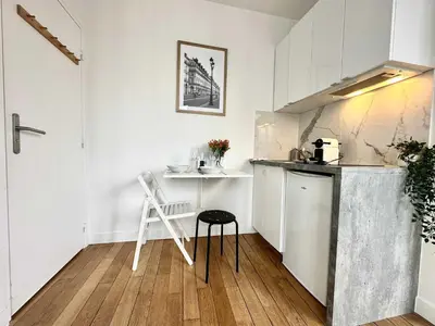 Cuisine ou kitchenette dans l'établissement New 353 Suite Pierre - Cosy Apartment Paris Center