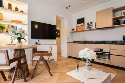 Cuisine ou kitchenette dans l'établissement La Suite - Voltaire I - 1 bedroom with AC