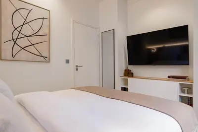 Télévision ou salle de divertissement dans l'établissement La Suite - Voltaire I - 1 bedroom with AC