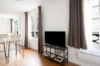 Télévision ou salle de divertissement dans l'établissement Appartement Rambuteau - Welkeys