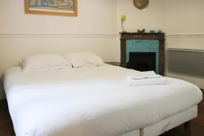 Un ou plusieurs lits dans un hébergement de l'établissement Bright stay in the heart of Paris for 4 people
