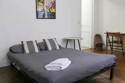 Un ou plusieurs lits dans un hébergement de l'établissement Bright stay in the heart of Paris for 4 people