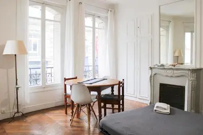Un ou plusieurs lits dans un hébergement de l'établissement Bright stay in the heart of Paris for 4 people