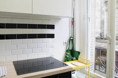 Cuisine ou kitchenette dans l'établissement Bright stay in the heart of Paris for 4 people
