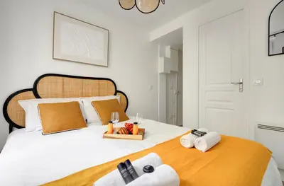 Un ou plusieurs lits dans un hébergement de l'établissement Suite L Ecouffes charme secret du Marais