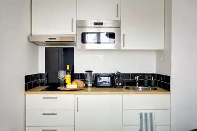 Cuisine ou kitchenette dans l'établissement Suite L Ecouffes charme secret du Marais