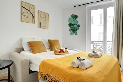 Un ou plusieurs lits dans un hébergement de l'établissement Suite L Ecouffes charme secret du Marais